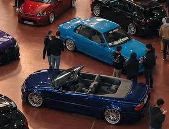 BMW descapotable azul y berlina azul claro expuestos en Teruel