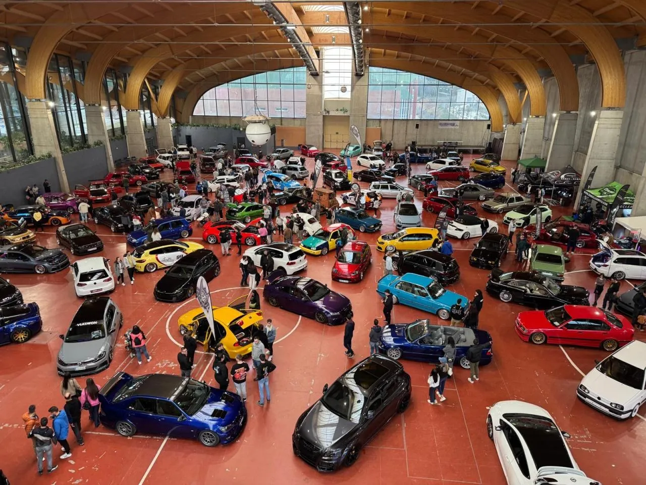 Pabellón del Palacio de Exposiciones de Teruel lleno de coches y público